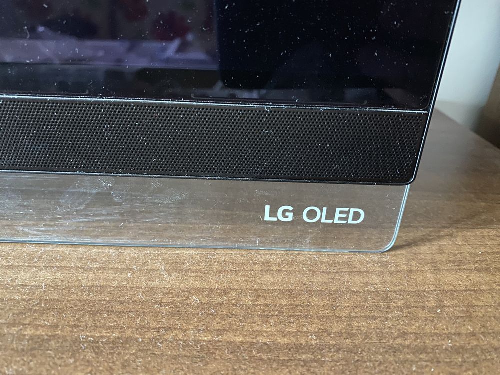 Oled LG cu ecranul ciobit diagonală 139 cm “55