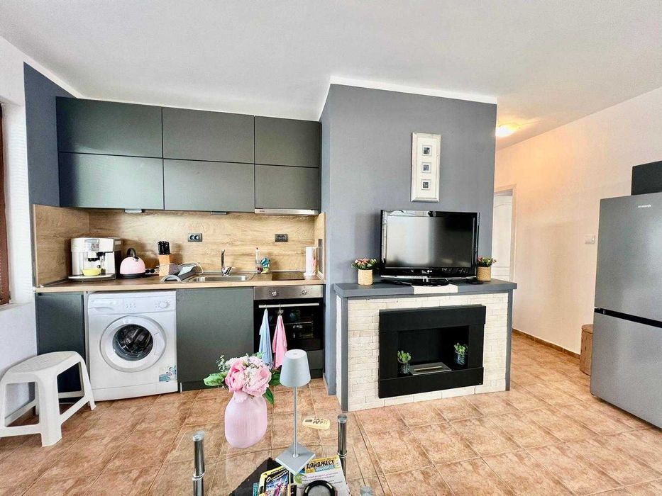 Тристаен апартамент в централната част, Първа линия, Ниска такса