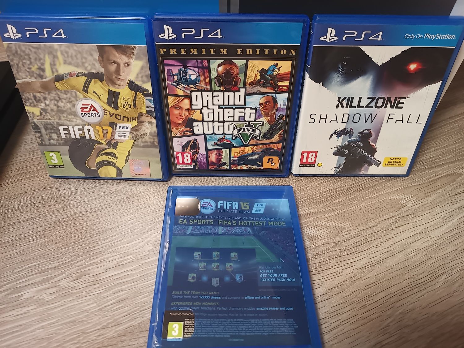 Playstation 4 - 500 GB + 4 Игри