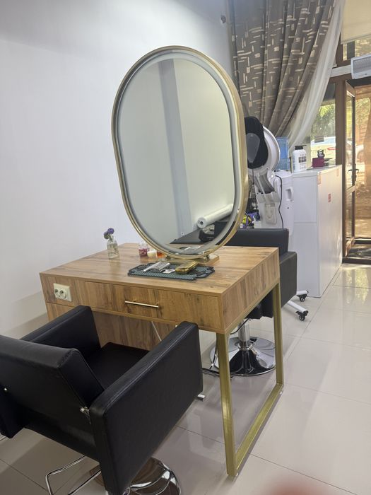 стол парикмахера с зеркалом,визажный