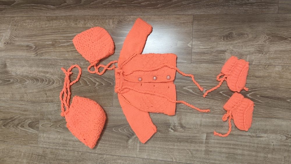 Бебешки нови плетени дрешки