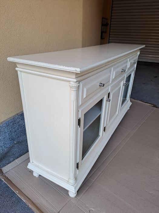 Класически масивен шкаф за трапезария