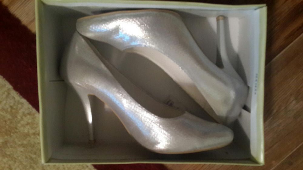 Продам серебристые туфли