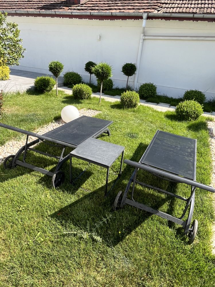 Vand 2 sezlong uri plus masa de piatra