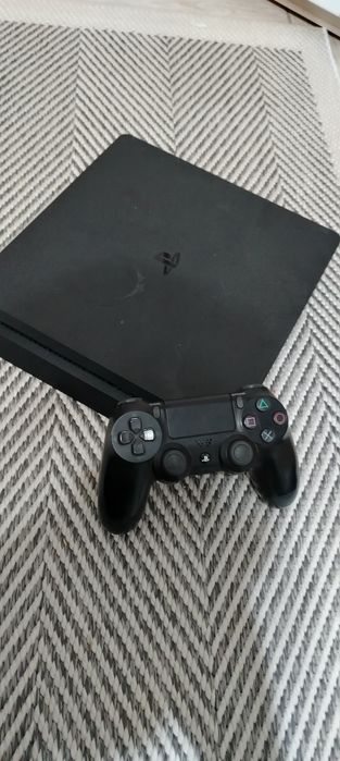 Продам Playstation 4, в отличном состоянии