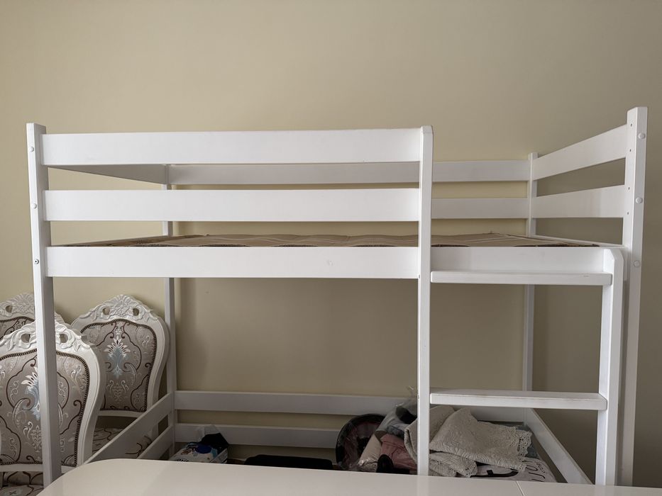 Продам етскую двухъярусный  кровать