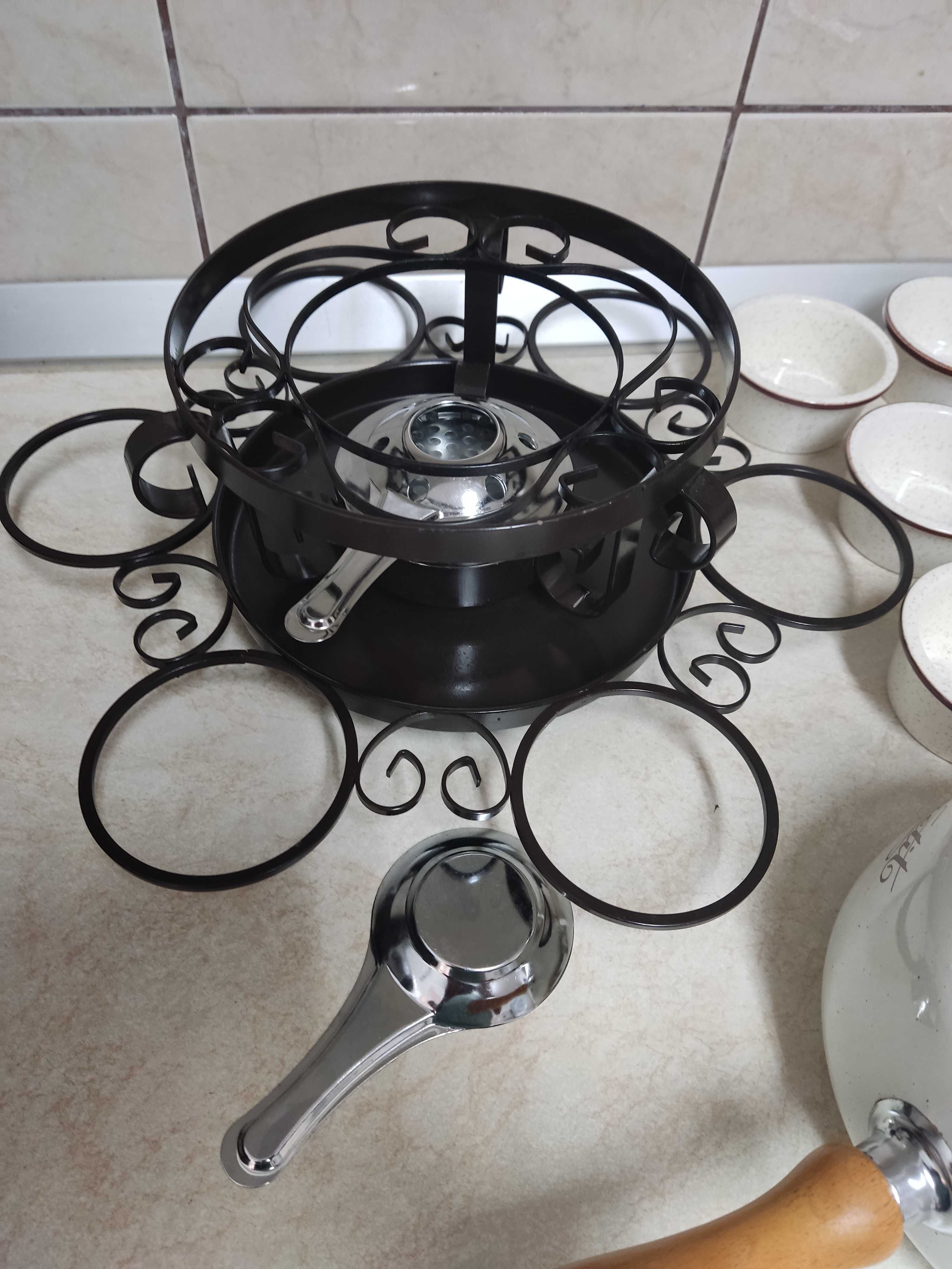 Fondue set pentru 6 persoane, cu suport rotativ.