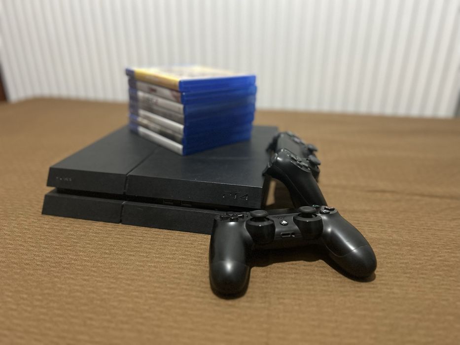 Vand Playstation 4 in stare buna..