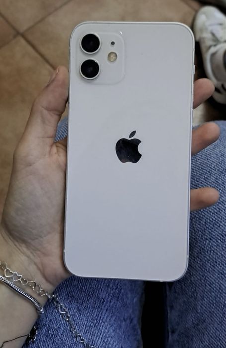 Vand iphone 12 arata impecabil