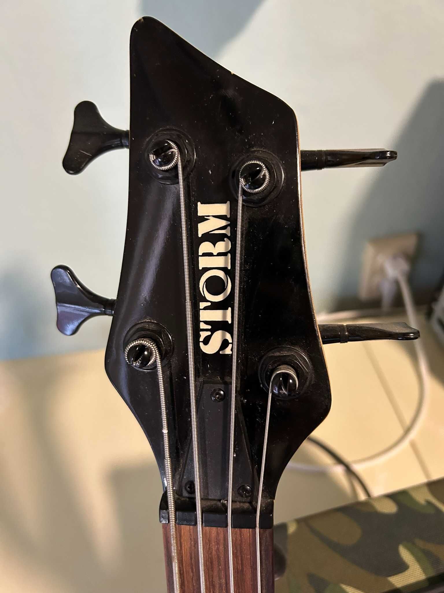 Бас Китара Storm с кубе Laney Lx10b