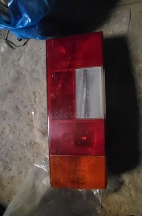 Задний левый фонарь