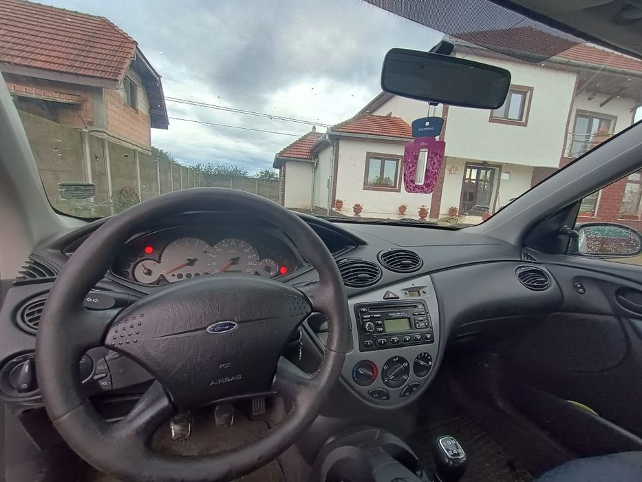 Vând ford focul an 2000