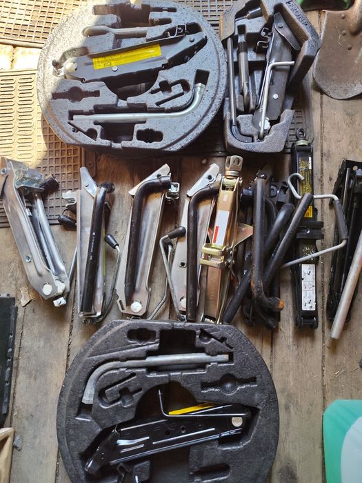 Compresor aer auto, ORIGINAL. Chei + cric, rezervă slim 5x12, 125 70 R