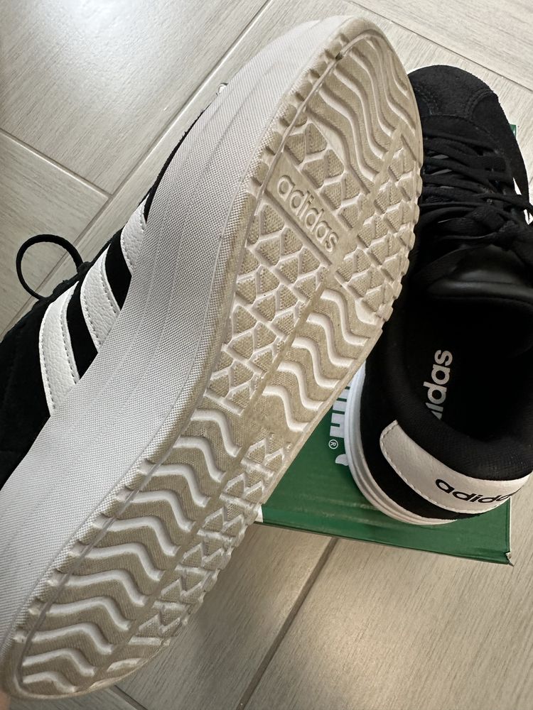Adidas Court Bold