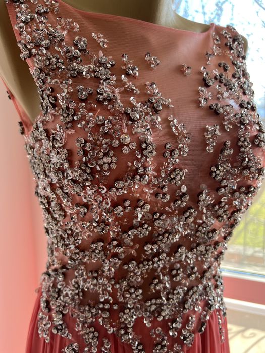 Официална рокля с нежни камъни