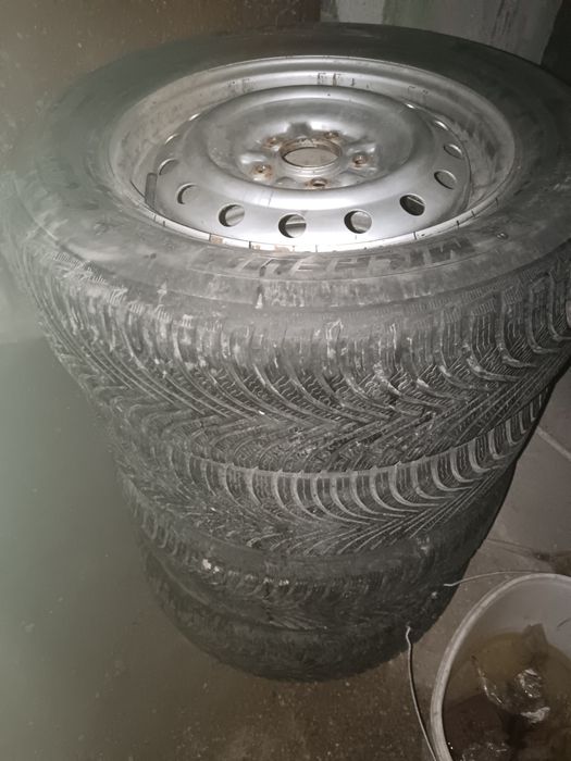 Гуми 215/65/16 с джанти 5х114.3 от Дайхатсу Териос