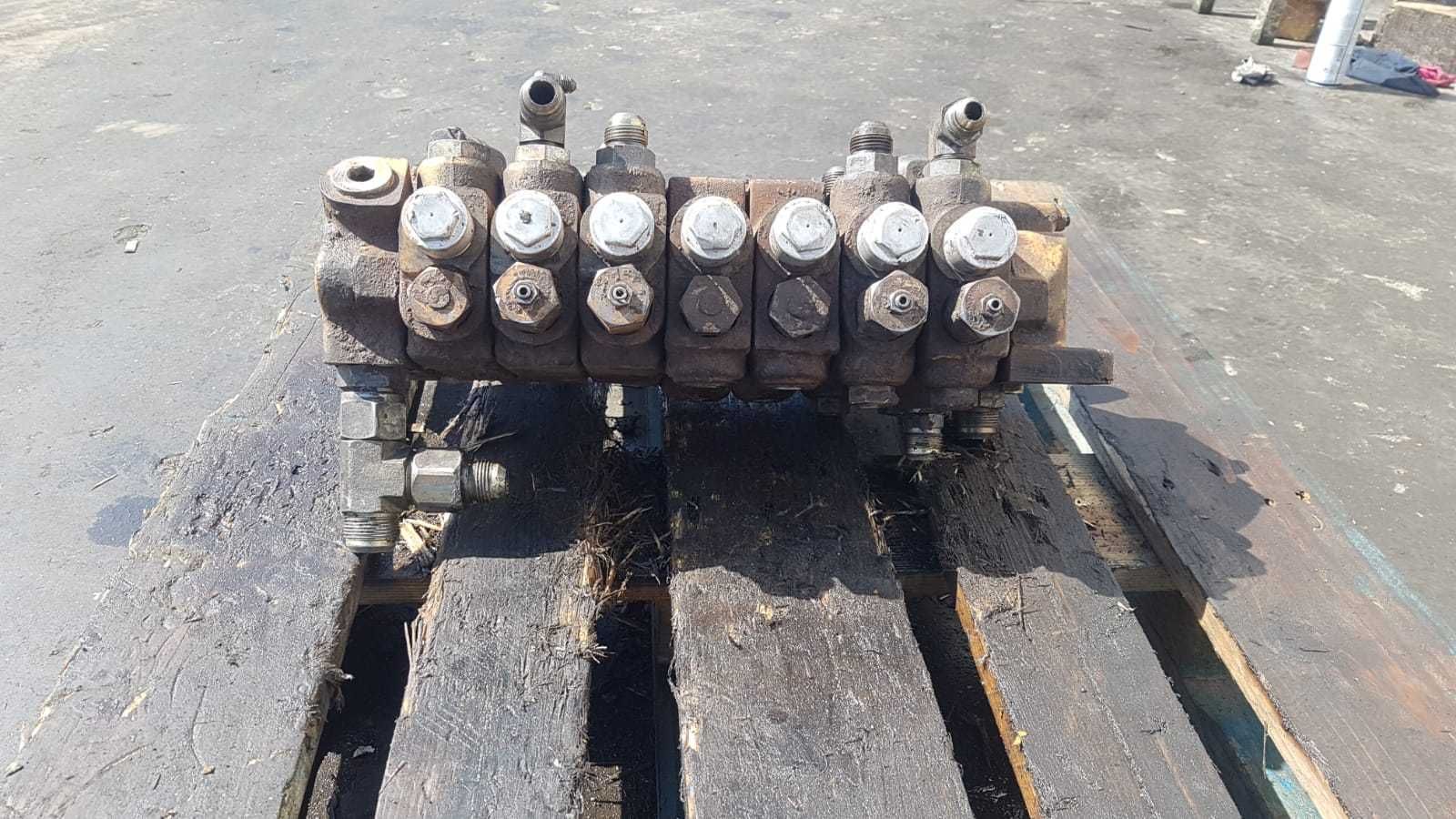Distribuitor hidraulic spate buldoexcavator Case 580