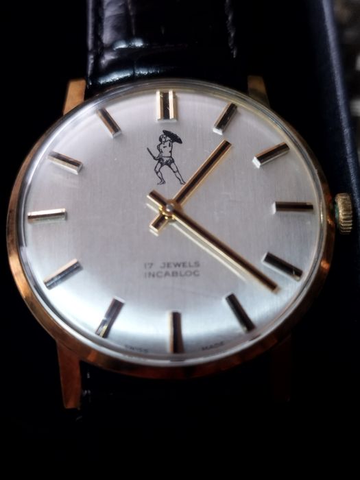 Продам золотые часы.