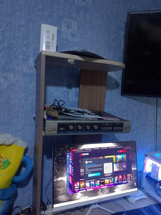 Продам стол с ящиками