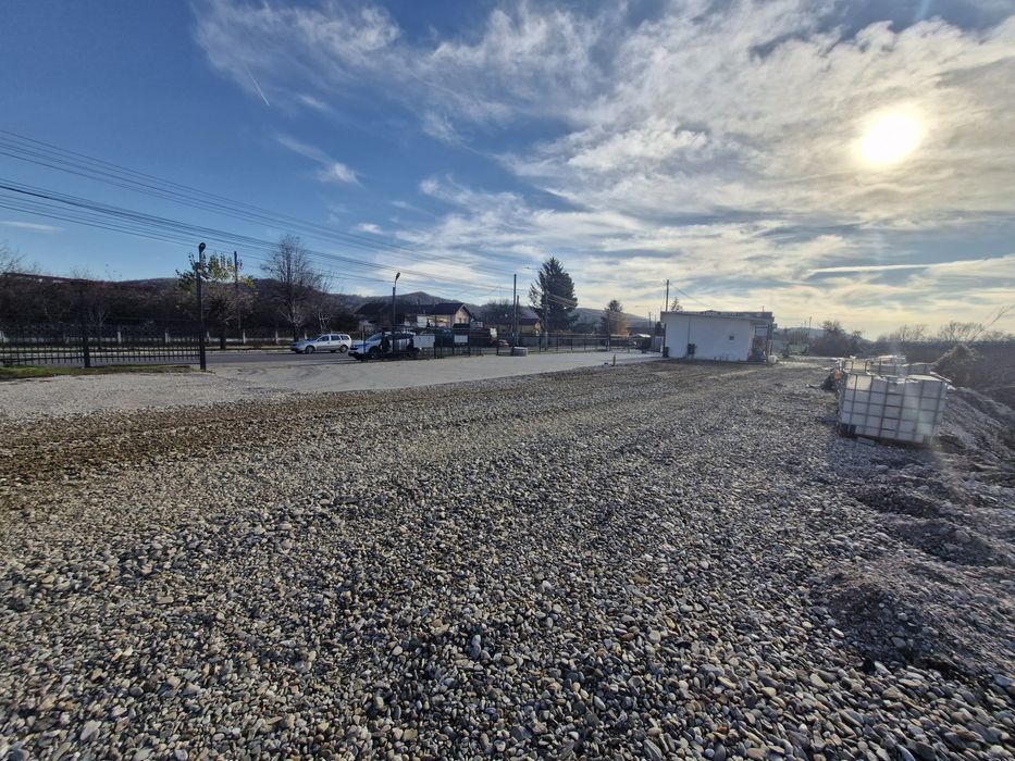 Teren si clădire de închiriat intrare Pucioasa vis-a-vis Pompierii