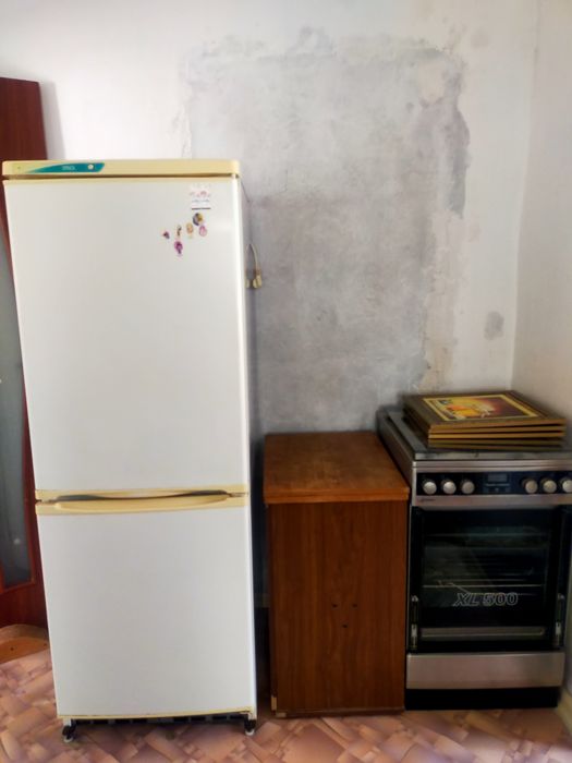 Продам холодильник швейная машинка газовая плита состояние бу