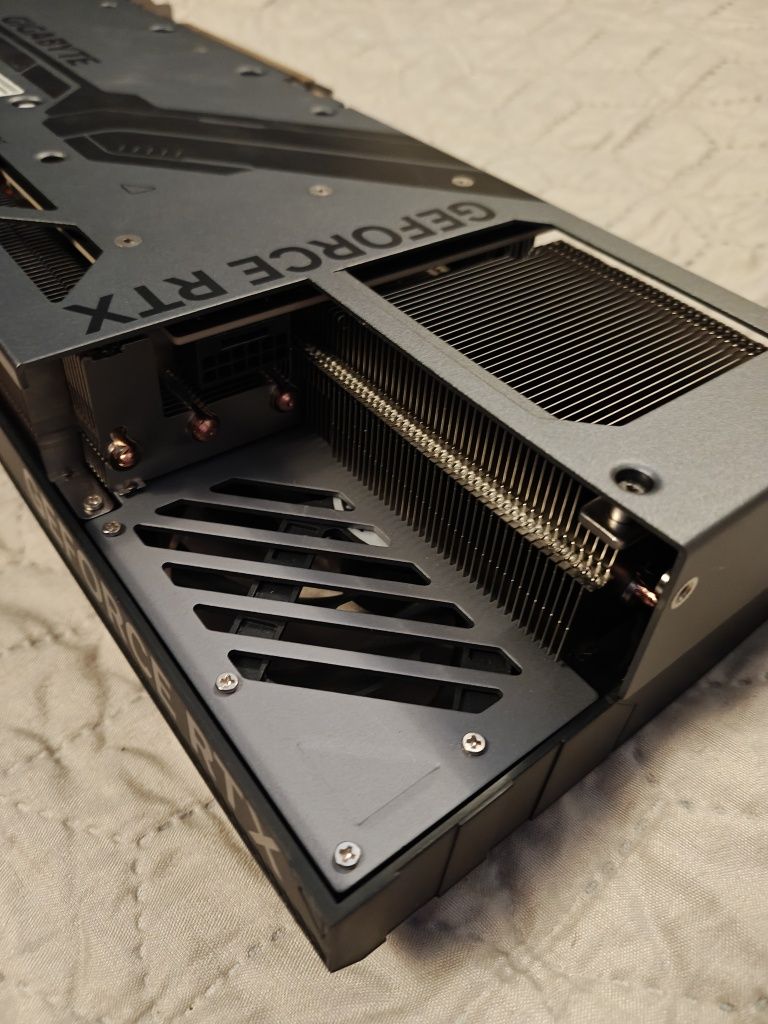 Продавам Nvidia RTX 4080 Super Gigabyte Windforce V2