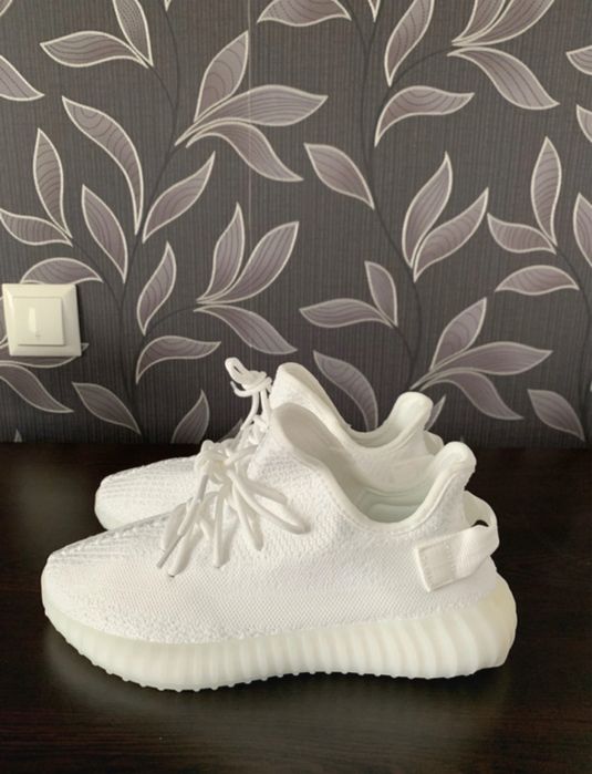 Yeezy 350 noi cu eticheta