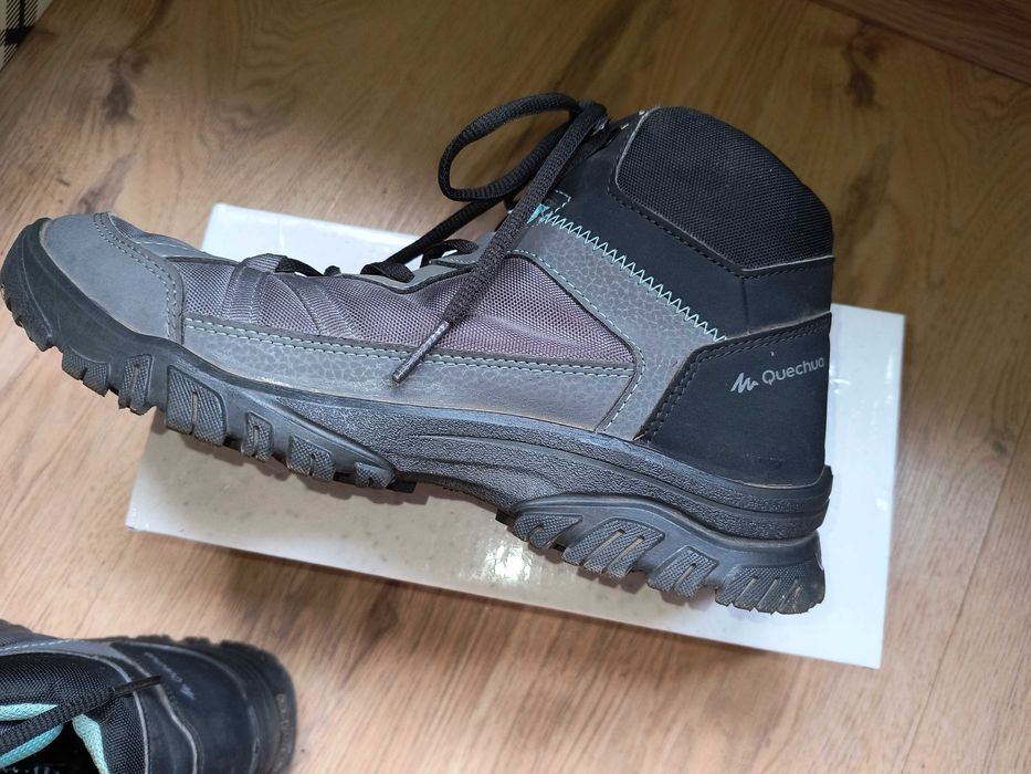 Продавам дамски туристически обувки