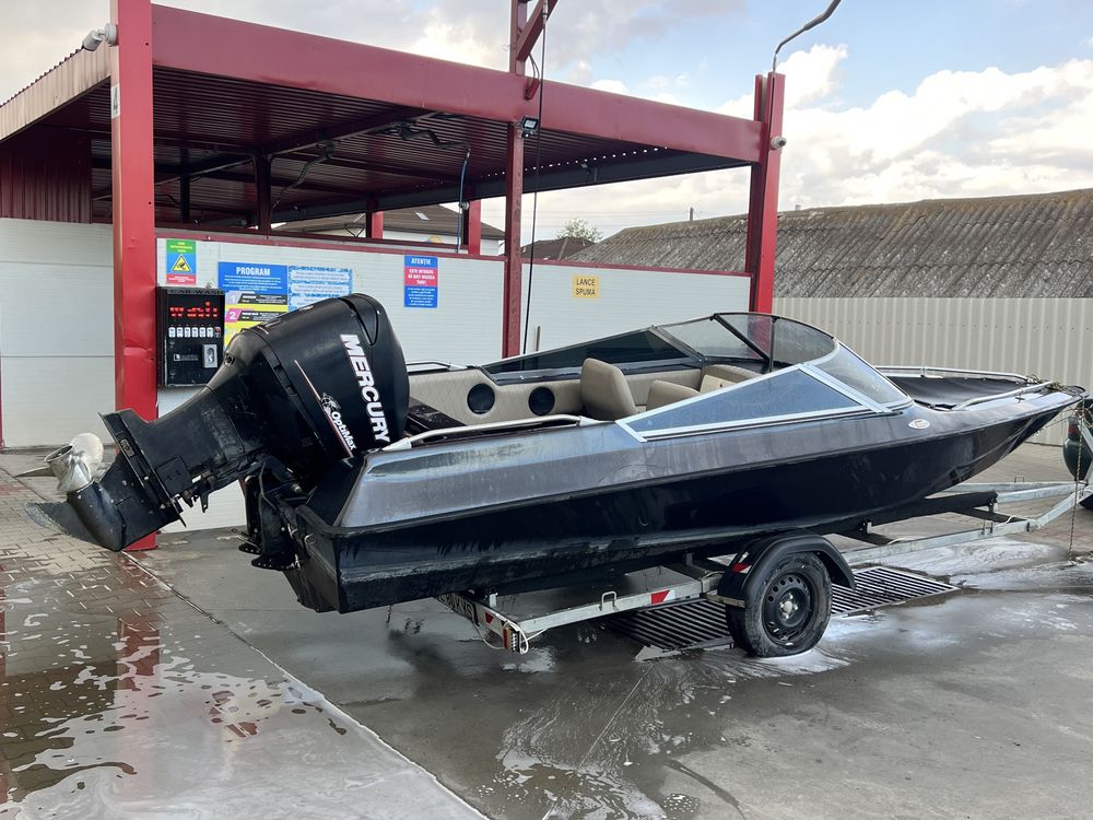 Ambarcatiune de agrement cu motor