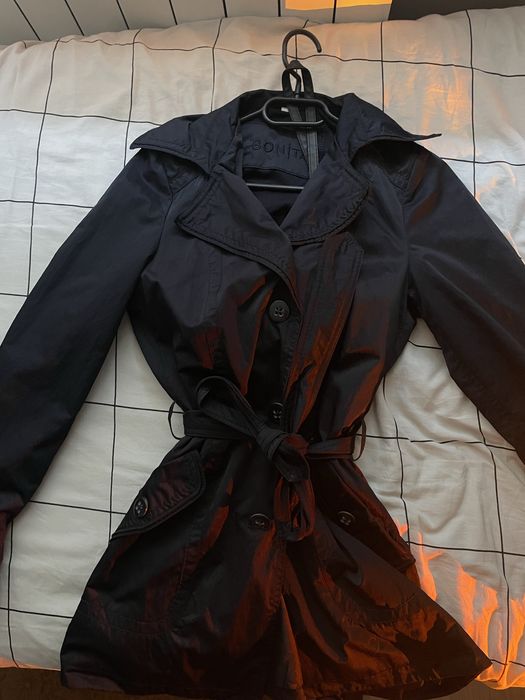 Тъмносин шлифер на Bonita