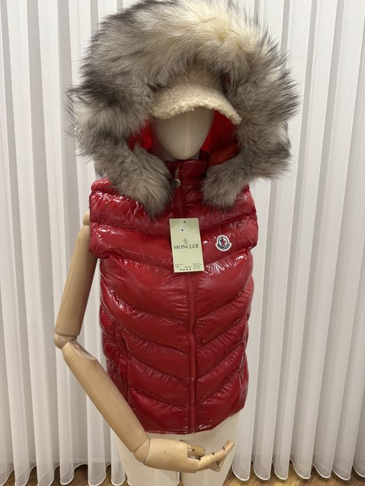 Лачен червен дамски елек с естествен пух на качулката