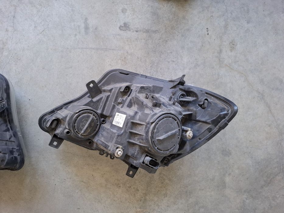 Vînd far stinga- dreapta mercedes benz sprinter