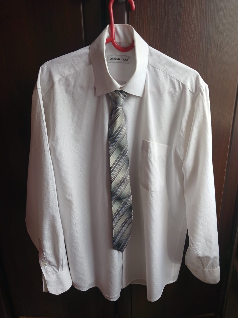 Продам костюм с брюками а также рубашка с галстуком.