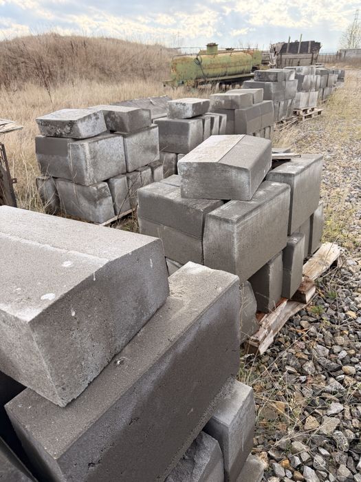 Бетонови бордюри, тухли, плочки и керемиди