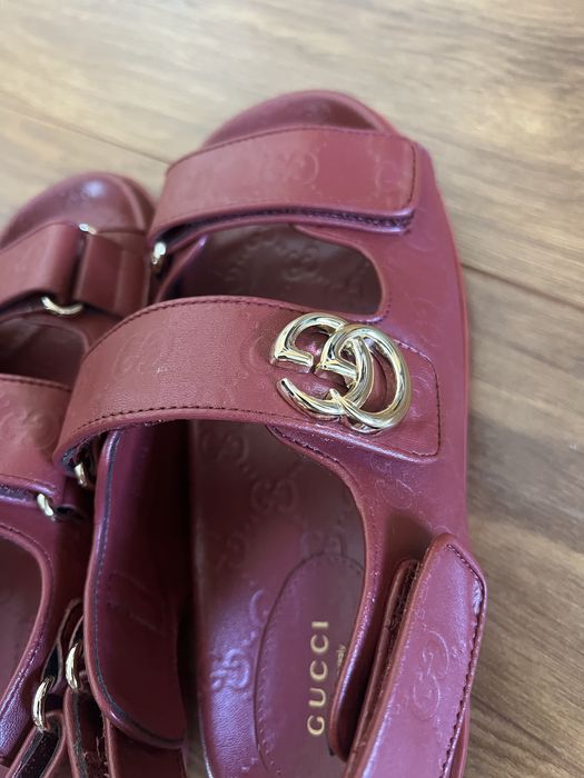 Сандали Gucci.