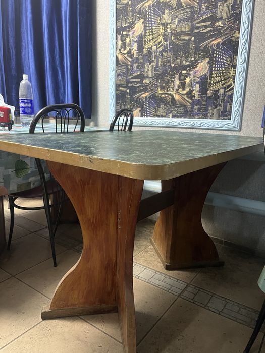 Продается стол .