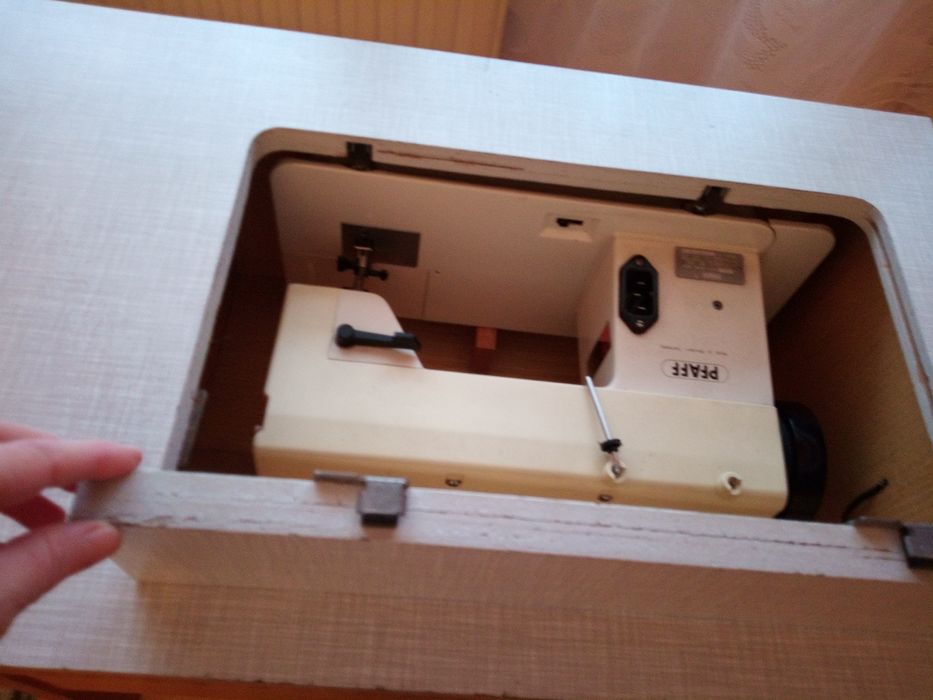 Vând mașină de cusut Pfaff 294 cu masă