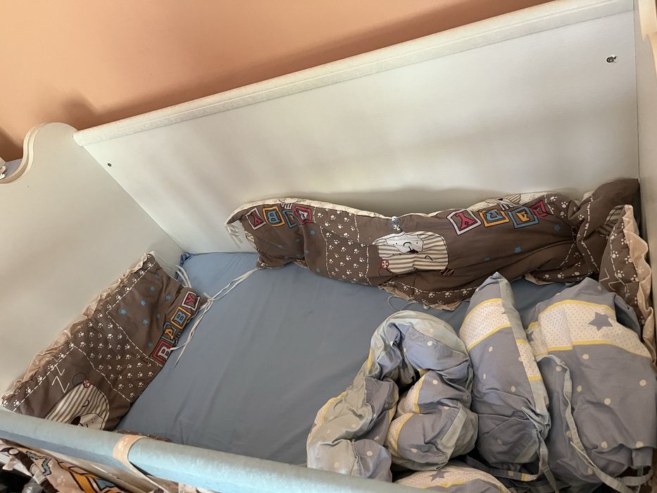 Детска кошара с люлеещ механизъм