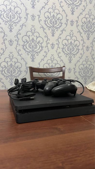 PlayStation 4 Slim 500GB + 2 джойстика + игры — идеальное состояние