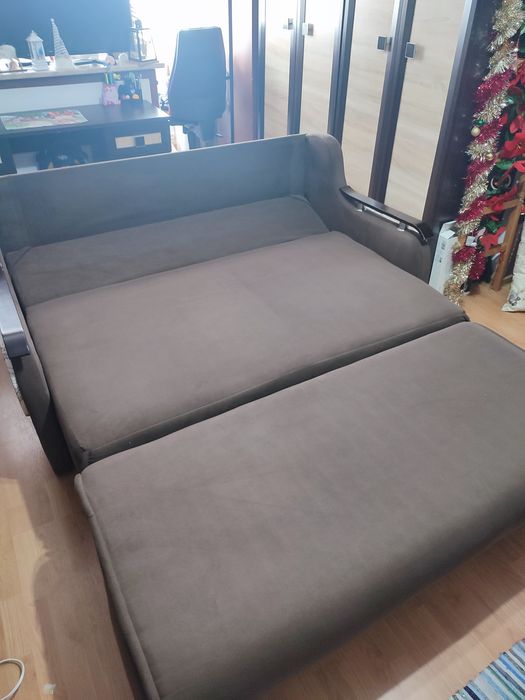 Vând canapea extensibila 3 locuri pe structura metalica