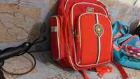 Школьный красный рюкзак