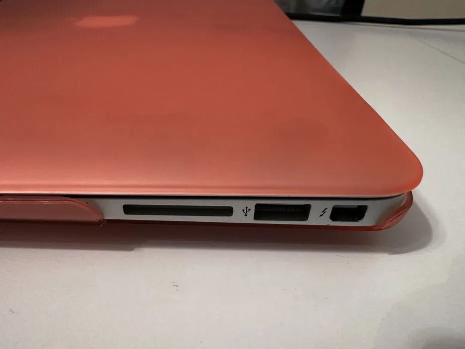 Продавам Apple Macbook Air 13.3 (i5, 8GB, 128GB)+аксесоари