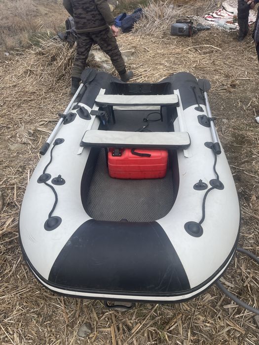 Лодка Ривьера 3200 в отоичном состоянии