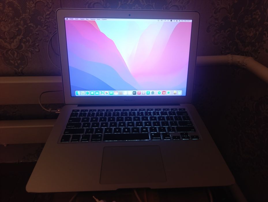 Noutbuk Macbook sotiladi