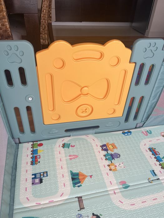 Бебешка ограда с врата и килим