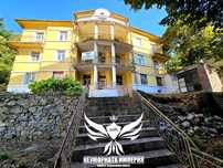 Продавам триетажен хотел с РЗП 870кв и парцел 830кв. в Нареченски Бани