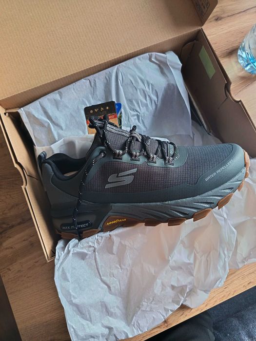 Маратонки, чисто нови