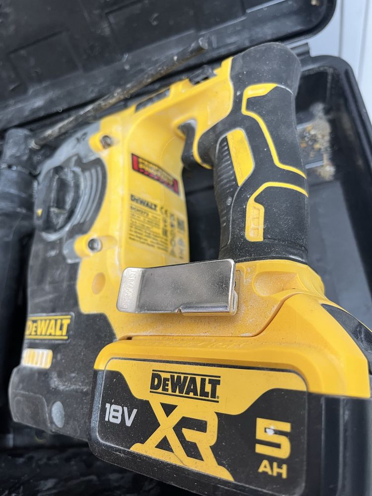 Акумулаторен перфоратор DEWALT DCH273