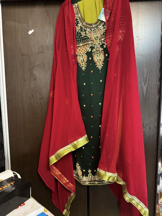 Платья для келинь салома либо для выступлений привозили с пакестана