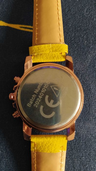 Vand Ceas de culoare GALBEN nou cu blocare cheita de pornire